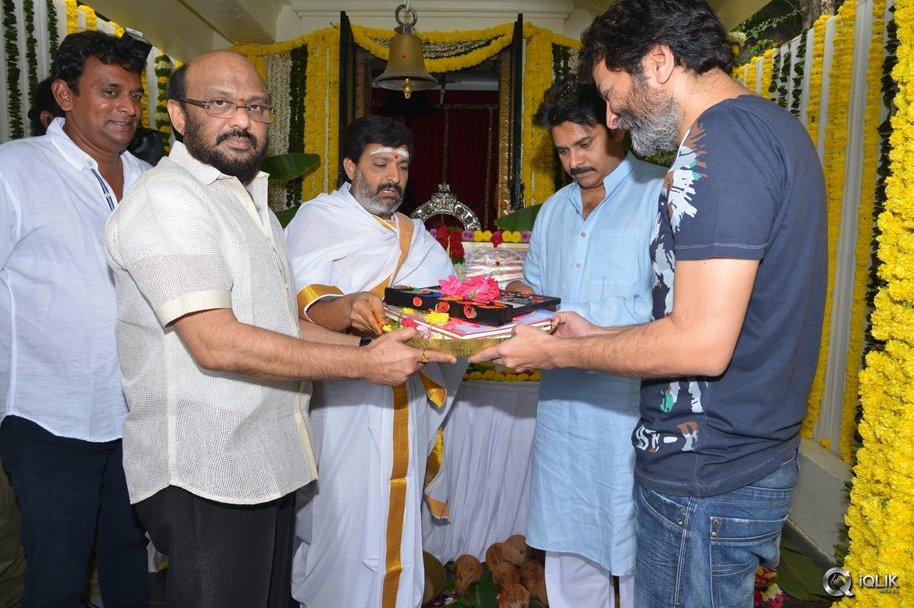 Pawan-Kalyan-and-Trivikram-New-Movie-Opening-Photos
